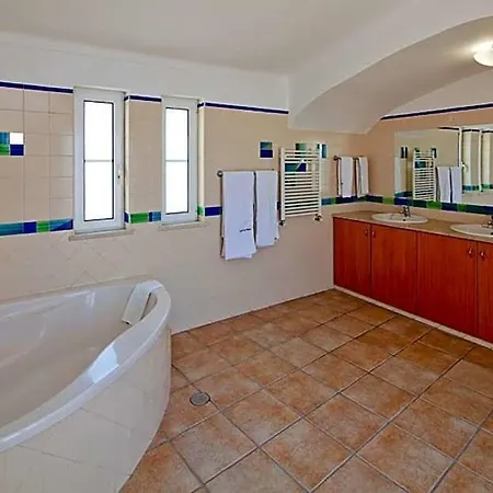 别墅 Guia Sleeps 15 Pool Air Con Wifi 吉亚